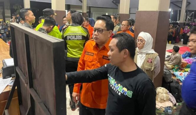 
					TANGGAP DARURAT: Bupati Lumajang, Thoriqul Haq, mengecek data jumlah pengungungsi di posko pengungsian Desa Jarit, Candipuro. (foto: FB Cak Thoriq)