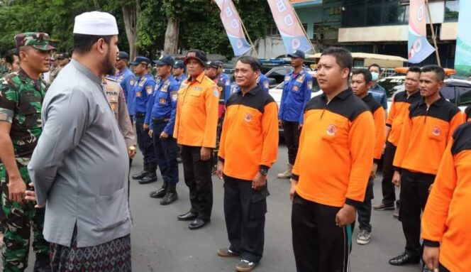 
					SIAGA: Wali Kota Probolinggo, Hb. Hadi Zainal Abidin (berkopyah putih) memberikan arahan kepada petugas BPBD setempat. (foto: dok)