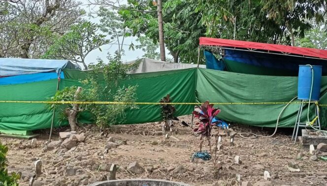 
					DIBONGKAR: Proses pembongkaran makam pria lansia di Pasuruan. (foto: Moh. Rois)