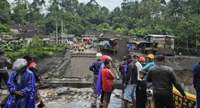 
					PORAK-PORANDA: Jembatan Kali Glidik di Lumajang yang hancur pasca diterjang banjir lahar. (foto: Asmadi)