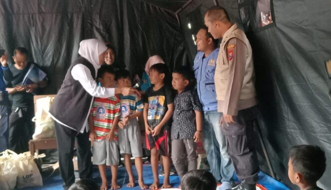 
					TINJAU: Gubernur Khofifah Indar Parawansa, menyapa anak-anak di balai Desa Jarit, Candipuro, Lumajang. (foto: Asmadi)