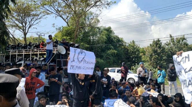 
					PROTES: Aksi unjuk rasa warga yang protes dengan kebijakan pekerja proyek tol Probowangi. (foto: Ali Yak'lu)