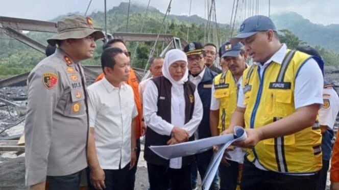 
					TINJAU: Gubernur Khofifah saat meninjau Jembatan Kloposawit di Kecamatan Candipuro, Kabupaten Lumajang. (foto: Asmadi)