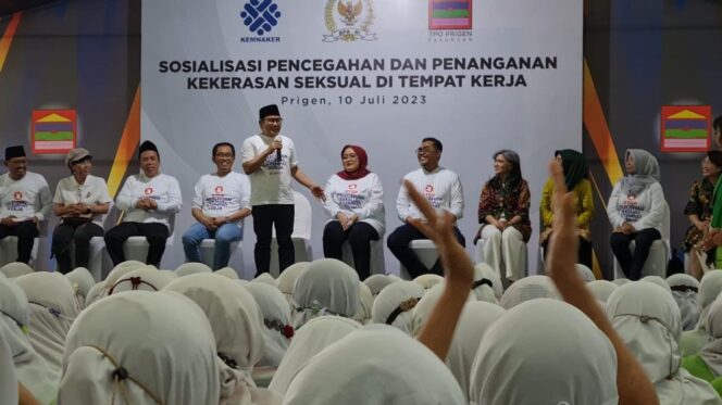 
					PEDULI: Wakil Ketua DPR-RI, Gus Muhaimin, saat sosialisasikan pencegahan dan penanganan kekerasan seksual di tempat kerja pada buruh pabrik rokok. (foto: Moh. Rois).