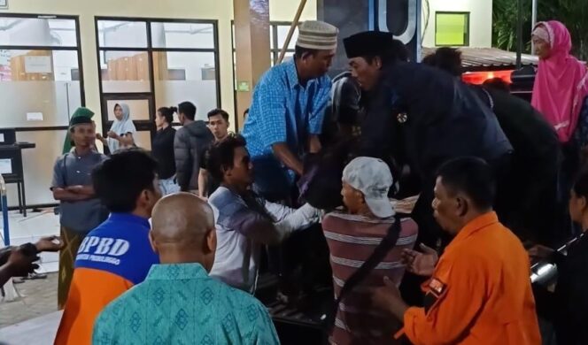 
					DIEVAKUASI: Proses evakuasi korban ke Puskesmas Gending. (foto: Hafiz Rozani)