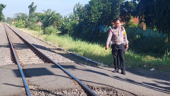 
					OLAH TKP: Ipda Tohari, Kanit Turjawali Satlantas Polres Probolinggo Kota, menunjukkan lokasi kecelakaan. (foto: Hafiz Rozani).