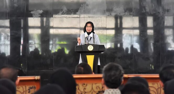 
					BERPESAN: Wabup Indah memberikan arahan kepala mahasiswa KKN Universitas Jember di Pendopo Arya Wiraraja. (foto: Asmadi)