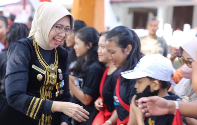 
					RAMAH: Wakil Bupati Lumajang Indah Amperawati saat menyapa anak-anak beberapa waktu lalu. (foto: Asmadi)