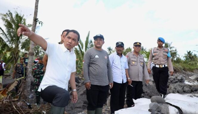 
					TINJAU: Bupati Lumajang, Thoriqul Haq, saat meninjau bantaran Kali Glidik di Desa Tegalrejo, Tempursari. (foto: Asmadi)