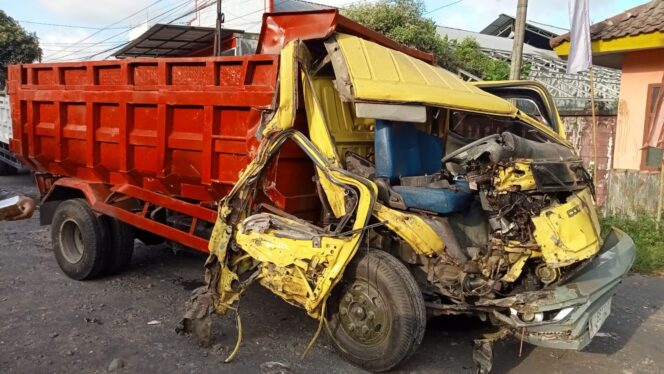 
					RINGSEK: Salah satu Dump Truk ringsek pasca terlibat kecelakaan di lereng Semeru Lumajang. (foto: Asmadi)