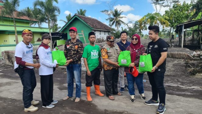 
					PEDULI: Pembagian sembako kepada korban banjir bandang di Desa Nguter, Kecamatan Pasirian. (foto: Asmadi)