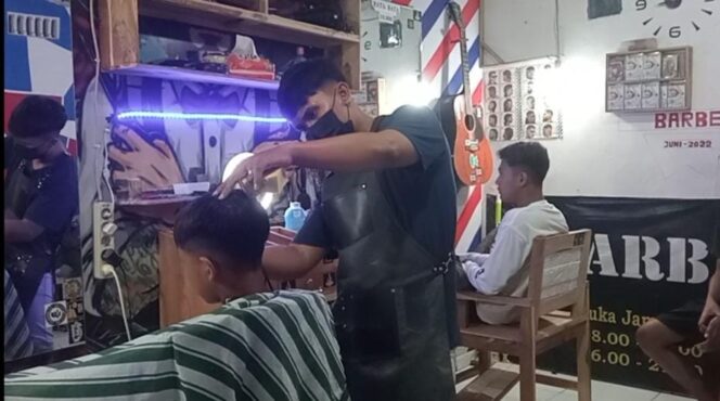 
					BERKAH: Suasana pemotongan rambut pelajar di sebuah salon di Winongan, Pasuruan. (foto: Moh. Rois)