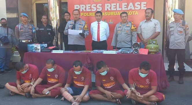 
					DITANGKAP: Lima orang pelaku kejahatan yang berhasil digulung Polres Pasuruan Kota. (foto: Moh. Rois)