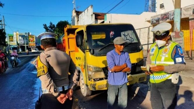 
					DITILANG: Sopir truk pasir kena tilang anggota Satlantas Polres Lumajang. (foto: Asmadi)