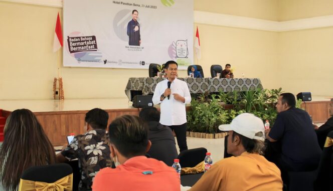 
					SOSIALISASI: Anggota Komisi X DPR RI, Moh. Haerul Amri, menyampaikan sosialisasi pentingnya literasi bagi generasi milenial. (foto: Ozy).