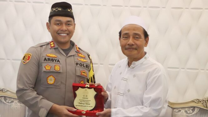 
					Jelang Pindah, Kapolres Pamitan ke Kiai Mutawakkil