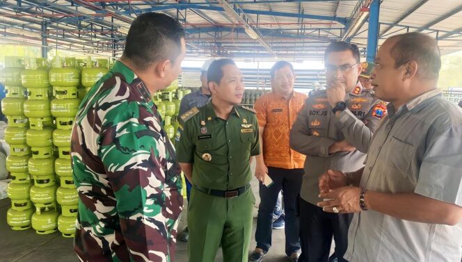 
					SIDAK: Bupati Lumajang, Thoriqul Haq bersama forkopimda lainnya saat sidak ke pangkalan elpiji. (foto: Asmadi)