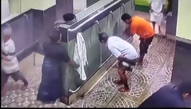 
					Tangkapan layar video CCTV yang merekam pencurian ponsel jemaah saat wudhu.