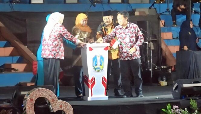 
					PERANGI STUNTING: Gubernur Khofifah (tengah) saat memimpin launching program 1 juta telur di Kota Pasuruan. (foto: Moh. Rois).