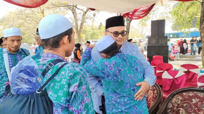 
					Wakil Bupati Probolinggo, Timbul Prihanjoko memeluk jamaah haji.