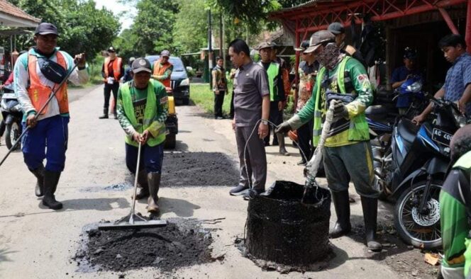 
					CEK: Bupati Lumajang, Thoriqul Haq, saat mengecek proses perbaikan jalan di wilayahnya beberapa waktu lalu. (foto: dok).