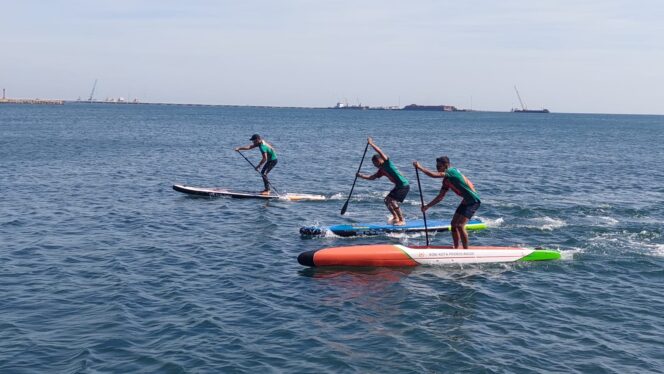 
					Tiga atlet Podsi berlatih stand up paddle board di Pelabuhan Perikanan Pantai (PPP) Mayangan, Kota Probolinggo.