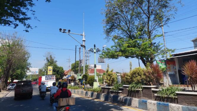 
					Salah satu kamera ETLE yang terpasang di timur traffic light di Jalan Panglima Sudirman.