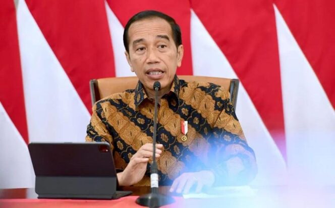 
					Presiden RI, Joko Widodo (Jokowi) saat memimpin rapat kabinet beberapa waktu lalu. (foto: IG Jokowi)