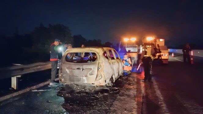 
					HANGUS: Petugas Tol Paspro sedang memeriksa bangkai mobil pasca terbakar. (foto: Hafiz Rozani)