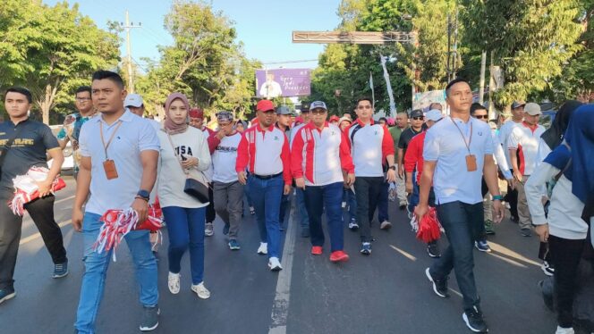 
					MERIAH: Plt. Bupati Probolinggo, Timbul Prihanjoko, memimpin jalan sehat dalam rangka Harkopnas 2023. (foto: Ali Ya'lu)