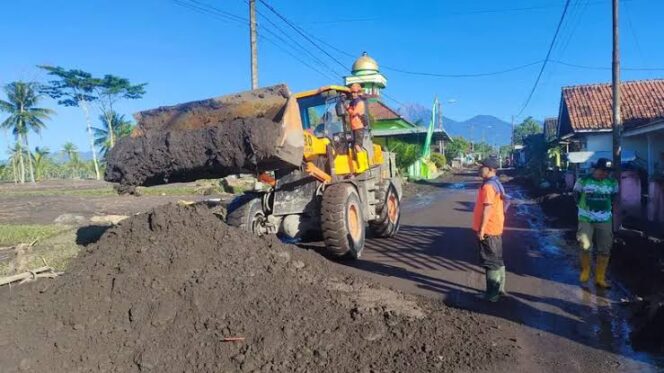 
					DAMPAK BANJIR: Proses
normalisasi material sisa banjir lahar hujan Gunung Semeru di Rowo Gedang. (foto: Asmadi)