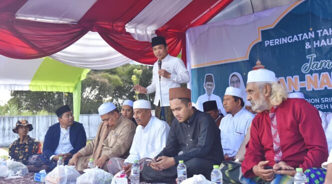 
					DICURHATI: Bupati Lumajang, Thoriqul Haq, saat menghadiri pengajian di Stadion Srikandi Tempeh. (foto: Asmadi)
 