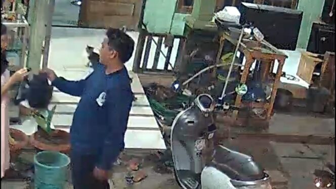 
					Pelaku yang mengambil tas berisi kamera DSLR yang disewanya terekam CCTV (Foto: Istimewa).