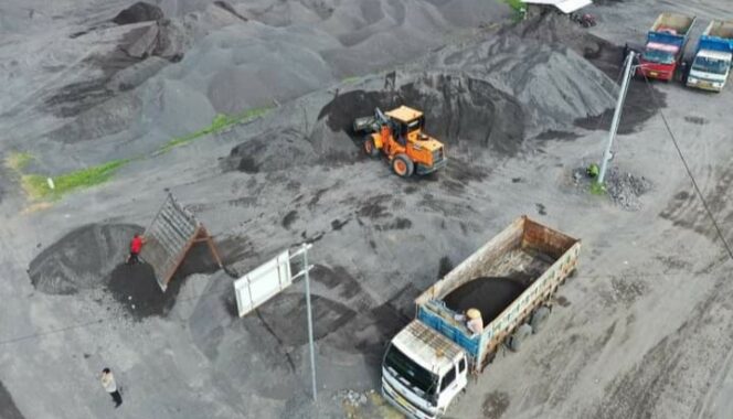 
					MASIH MANUAL: Pajak pasir di stockpile terpadu di Desa/Kecamatan Sumbersuko, Kab. Lumajang, masih manual. (foto: dok)