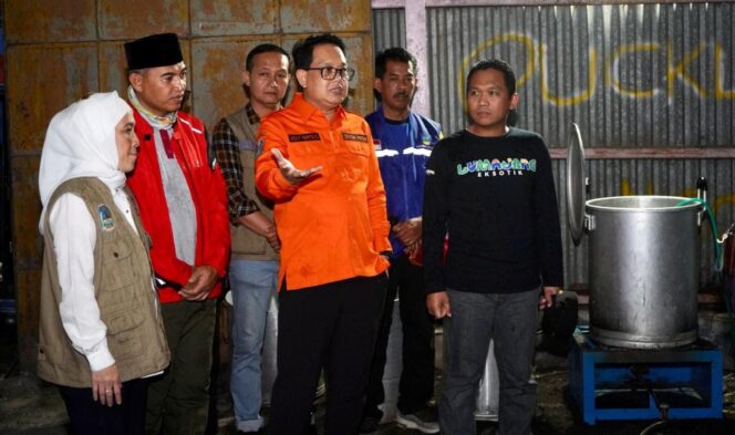 
					Bupati Lumajang, Thoriqul Haq, dan Sekdaprov Jawa Timur, Adhy Karyono, saat meninjau posko pengungsian di blai Desa Jarit, Kecamatan Candipuro. (foto: Asmadi)