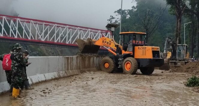 
					DIKEBUT: Proses pembersihan material longsor di Piket Nol Lumajang. (foto: Asmadi)