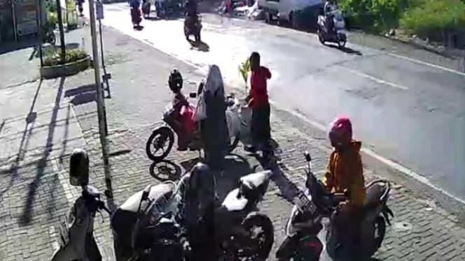 
					Tangkapan layar rekaman CCTV curanmor di Kelurahan Kutorejo, Pandaan, Pasuruan.