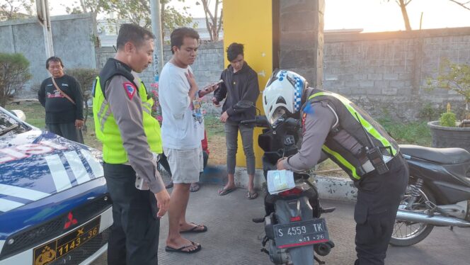 
					Petugas menindak truk masuk kota dan motor berknalpot brong.