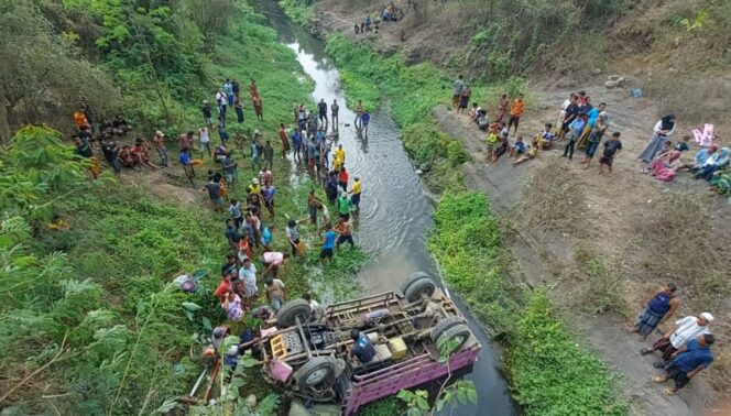 
					TERJUN BEBAS: Warga berusaha mengangkat dump truk yang terjun ke sungai. (foto: Moh. Rois)