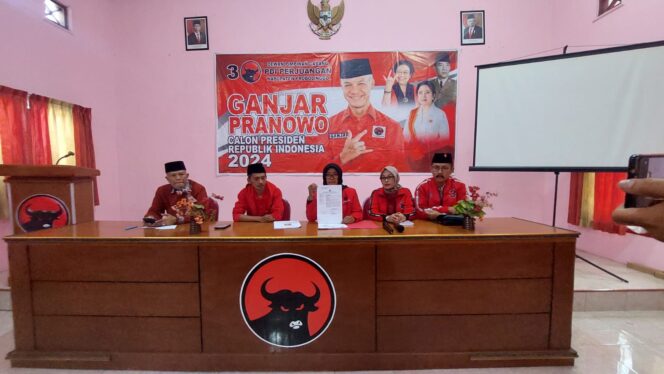 
					Sejumlah pengurus DPC PDI Kabupaten Probolinggo menunjukkan akun Maz Ijam.