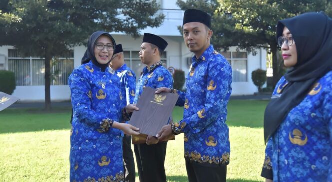 
					TERIMA SK: Wabup Lumajang, Indah Amperawati, saat menyerahkan SK PPPK kepada pemiliknya. (foto: Asmadi)