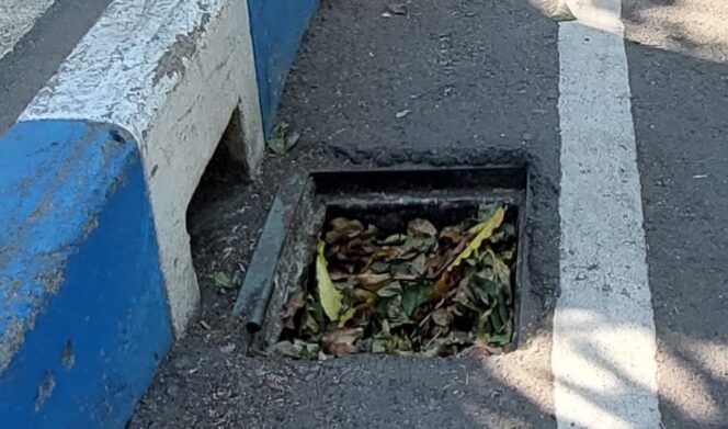 
					Salah satu besi penutup drainase di Jalan Suroyo yang hilang.