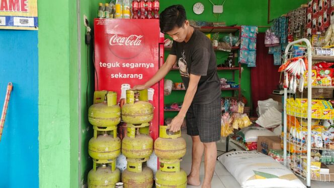 
					Abdurrahman Ali menunjukkan sejumlah tabung LPG kg yang kosong di tokonya.