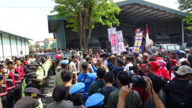 
					UNJUK RASA: Para aktivis saat berunjuk rasa di depan kantor DPRD Kota Pasuruan. (foto: Moh. Rois).