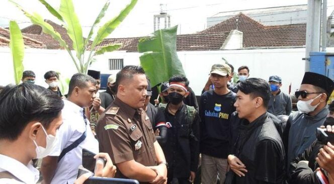 
					DEMO: Sejumlah mahasiswa saat berunjuk rasa meminta kasus dugaan korupsi Pisang Mas Kirana diusut tuntas. (foto: dok)