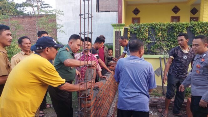 
					Forkopimka Kademangan dan warga kedua blok membongkar tembok yang dibangun.