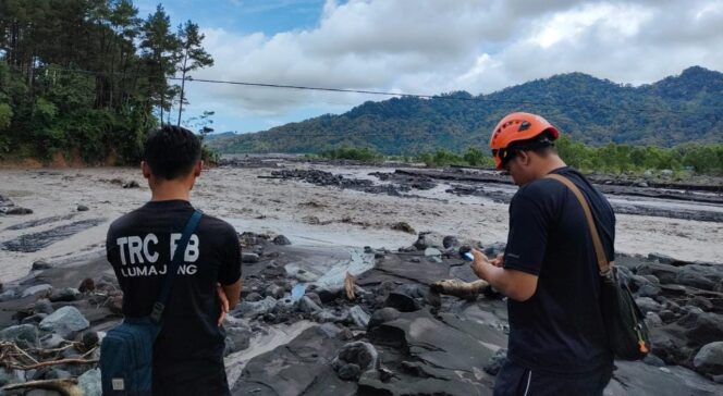 
					PANTAU: Sejumlah relawan siaga di sekitar DAS Semeru untuk memantau kondisi lahar. (foto: dok)