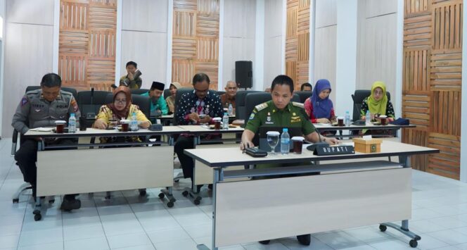 
					PAPARAN: Bupati Lumajang, Thoriqul Haq dan forkopimda lainnya saat memaparkan program kesehatan kepada Tim Verifikator Kabupaten/Kota Sehat Nasional via zoom meeting. (foto: Asmadi).