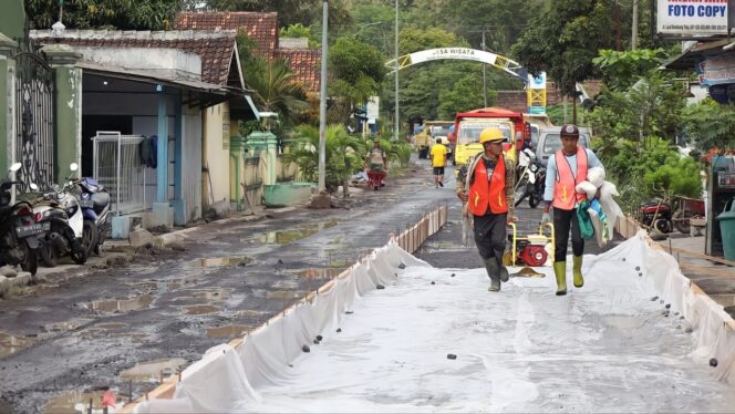 
					DIBETON: Proses pengerjaan rabat beton jalur truk pasir di Desa Condro, Pasuruan, Lumajang. (foto: Asmadi)