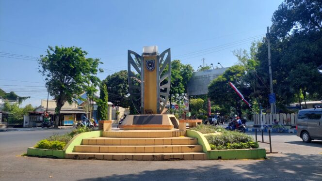 
					Salah satu tugu di depan Rumah Makan Sumber Hidup yang direncanakan direnovasi.